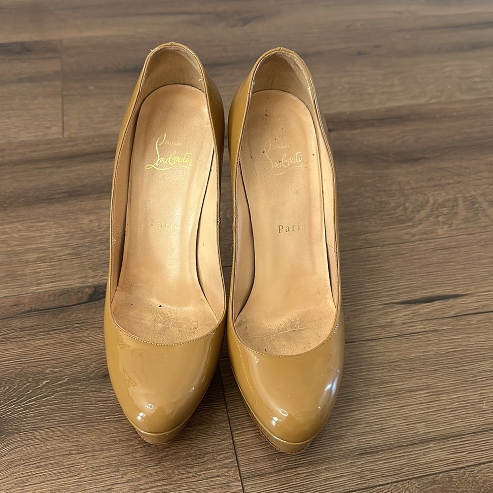CHRISTIAN LOUBOUTIN Bianca Nude Beige Patent Platform Pumps Heels US 8.5 EU 38.5 - Picture 11 of 12